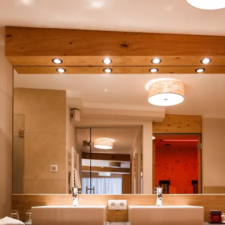 Hotel Tirolerhof 4 Sterne Superior Tux